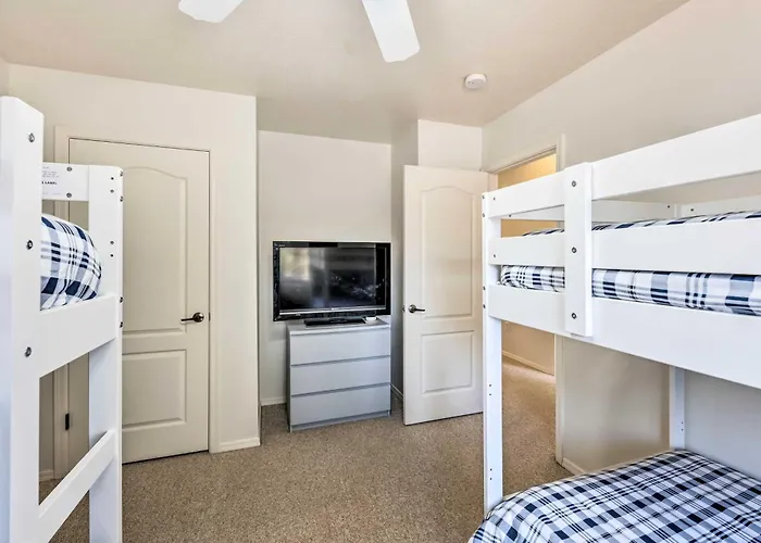 Holiday home Majestic Views & Wraparound Deck: Show Haven